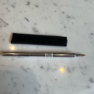 Dior lip brush. Retractable design